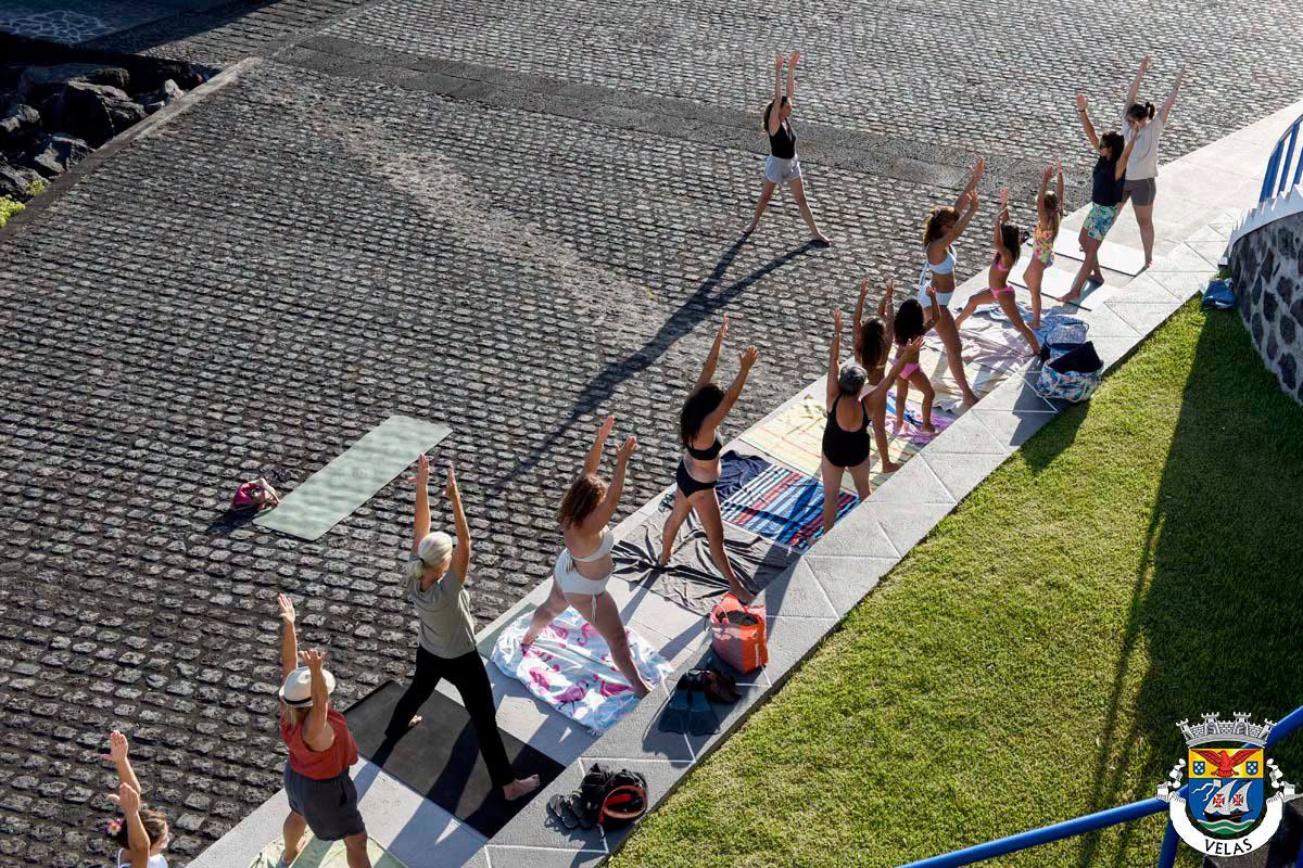 Aula de Yoga aliou exercício, natureza e bem-estar